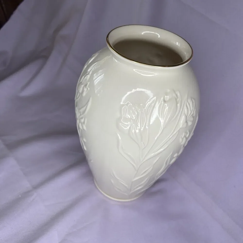 LENOX Masterpiece Ivory w/24K Gold Trim Embossed Floral 7” Vase
